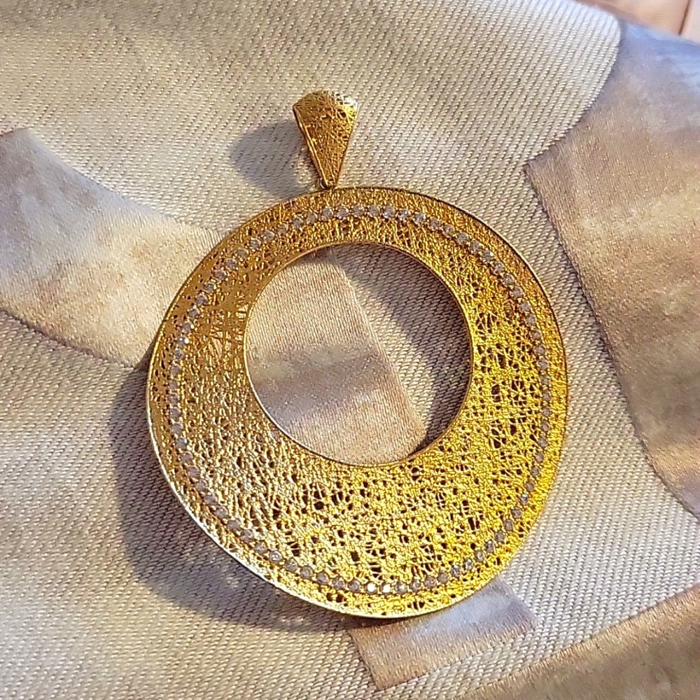 Elegant 18K Yellow Gold Pendant with White Sapphires – New Without Tags.